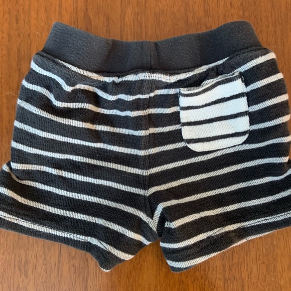 🍊5/$25 GAP Black and White Striped Shorts size 6-12m - Picture 2 of 5